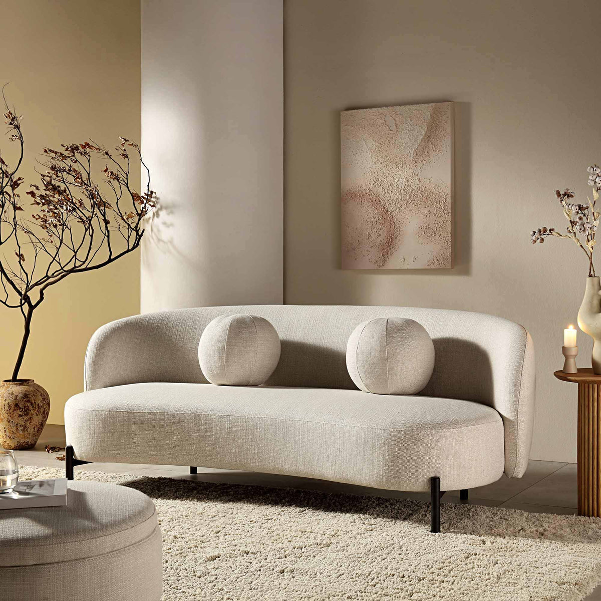 3-osobowa sofa zakrzywiona z poduszkami w kształcie kul, beżowa mieszanka lnu