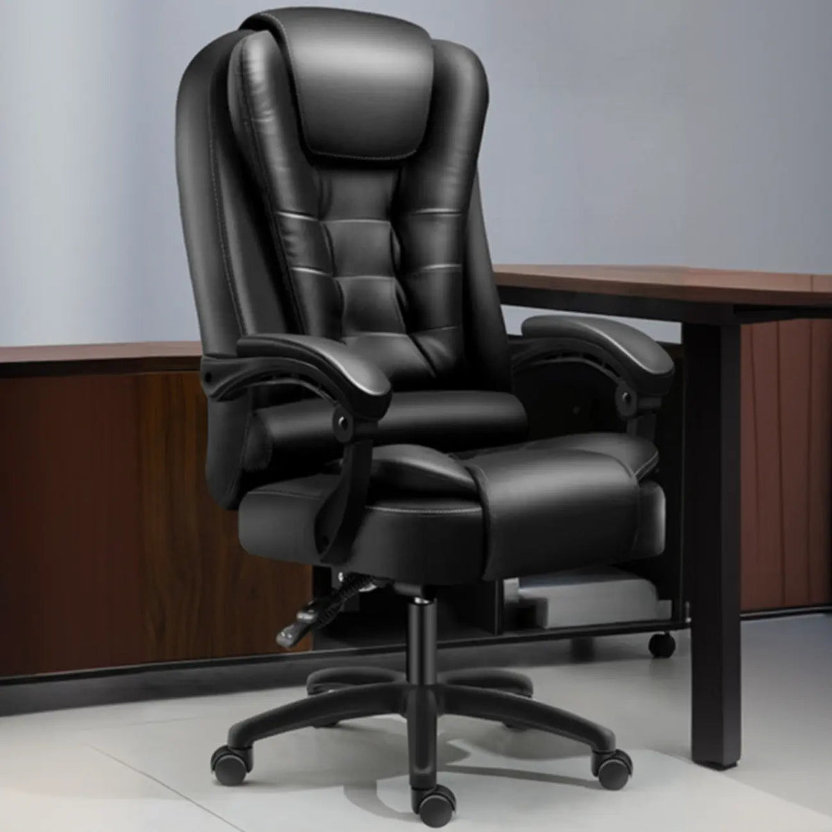 Ergonomiczny czarny skórzany fotel biurowy obrotowy z podnóżkiem