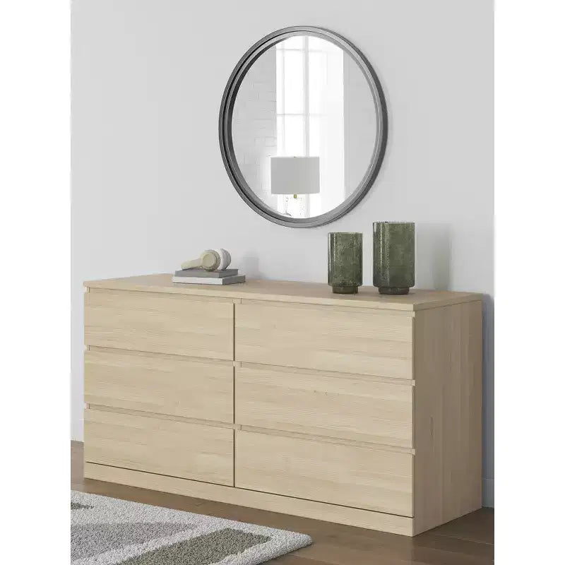 Komoda 6-szufladowa Modern Onita marki Signature Design by Ashley, komoda w wykończeniu z naturalnego brązowego drewna o designie pozbawionym uchwytów