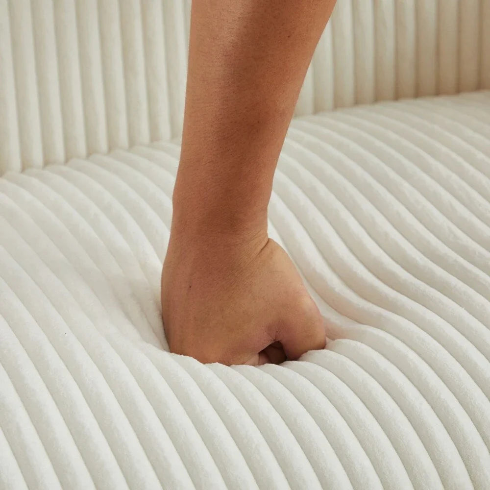 Dwuosobowa sofa tapicerowana sztruksem na drewnianych nogach w kolorze orzecha