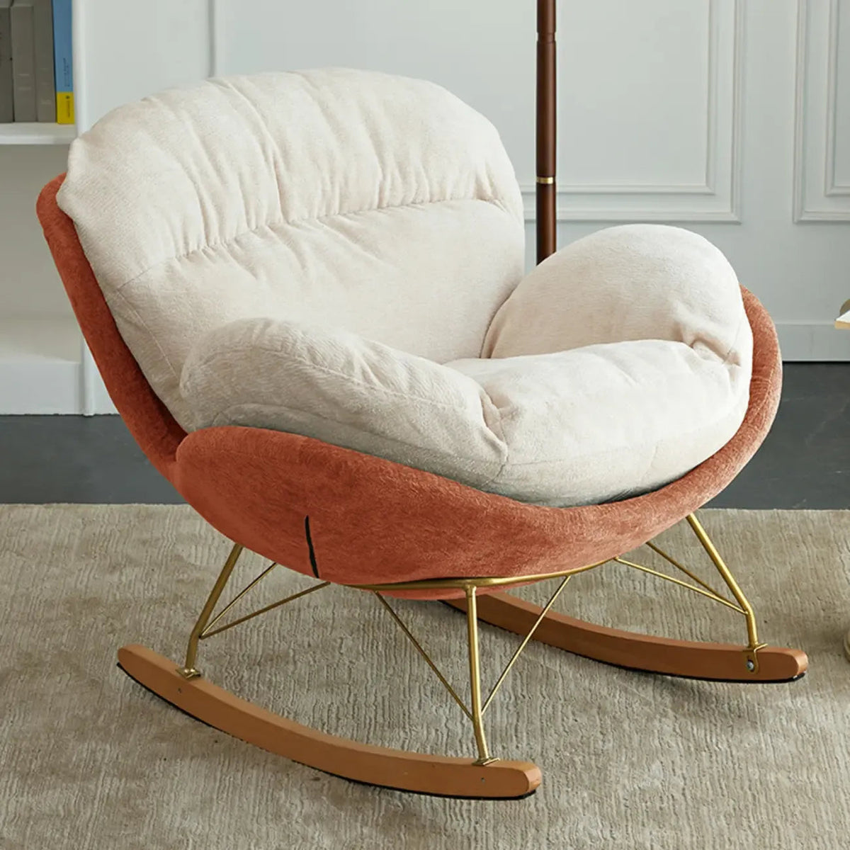 Nowoczesny, ergonomiczny fotel bujany z tapicerką welurową do pokoju dziecięcego