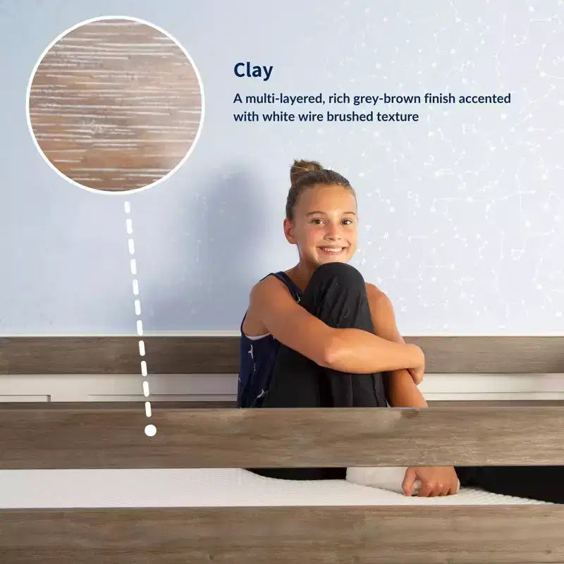 Łóżko Max & Lily o wymiarach 188 × 190 cm na podwyższeniu z wysuwanym biurkiem i komodami 3-szufladowymi