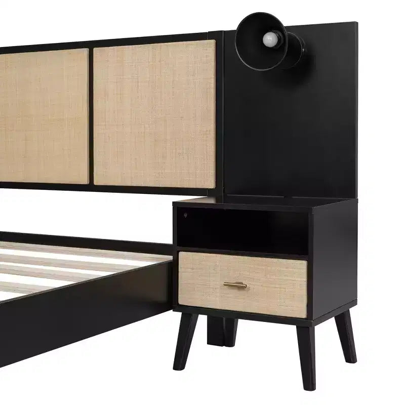 Rama łóżka queen size z litego drewna z 2 szafkami nocnymi, eleganckie łóżko platformowe z połączenia rattanu i drewna z lampami - ModernLuxe