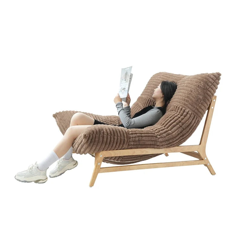 Duży pluszowy fotel typu bean bag z drewnianym stelażem i wypełnieniem z puchu