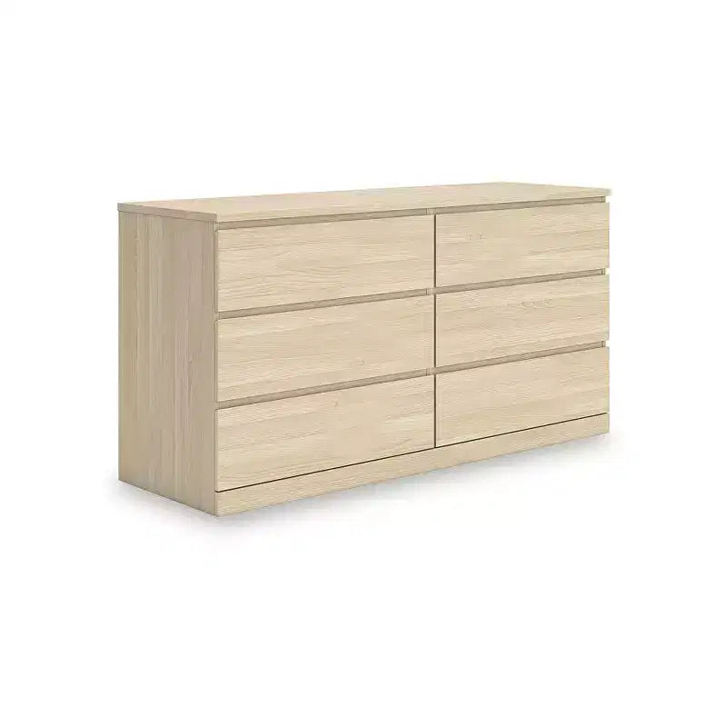 Komoda 6-szufladowa Modern Onita marki Signature Design by Ashley, komoda w wykończeniu z naturalnego brązowego drewna o designie pozbawionym uchwytów