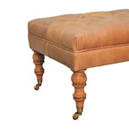 Rzemieślnicza otomana Artisan Furniture ze skóry buffalo w kolorze tan, z litego drewna, na nóżkach z kółkami