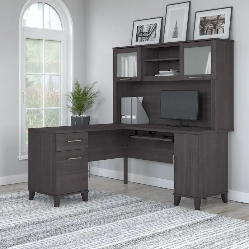 Biurko w kształcie litery L Somerset 60 cali z nadstawką do przechowywania od Bush Furniture