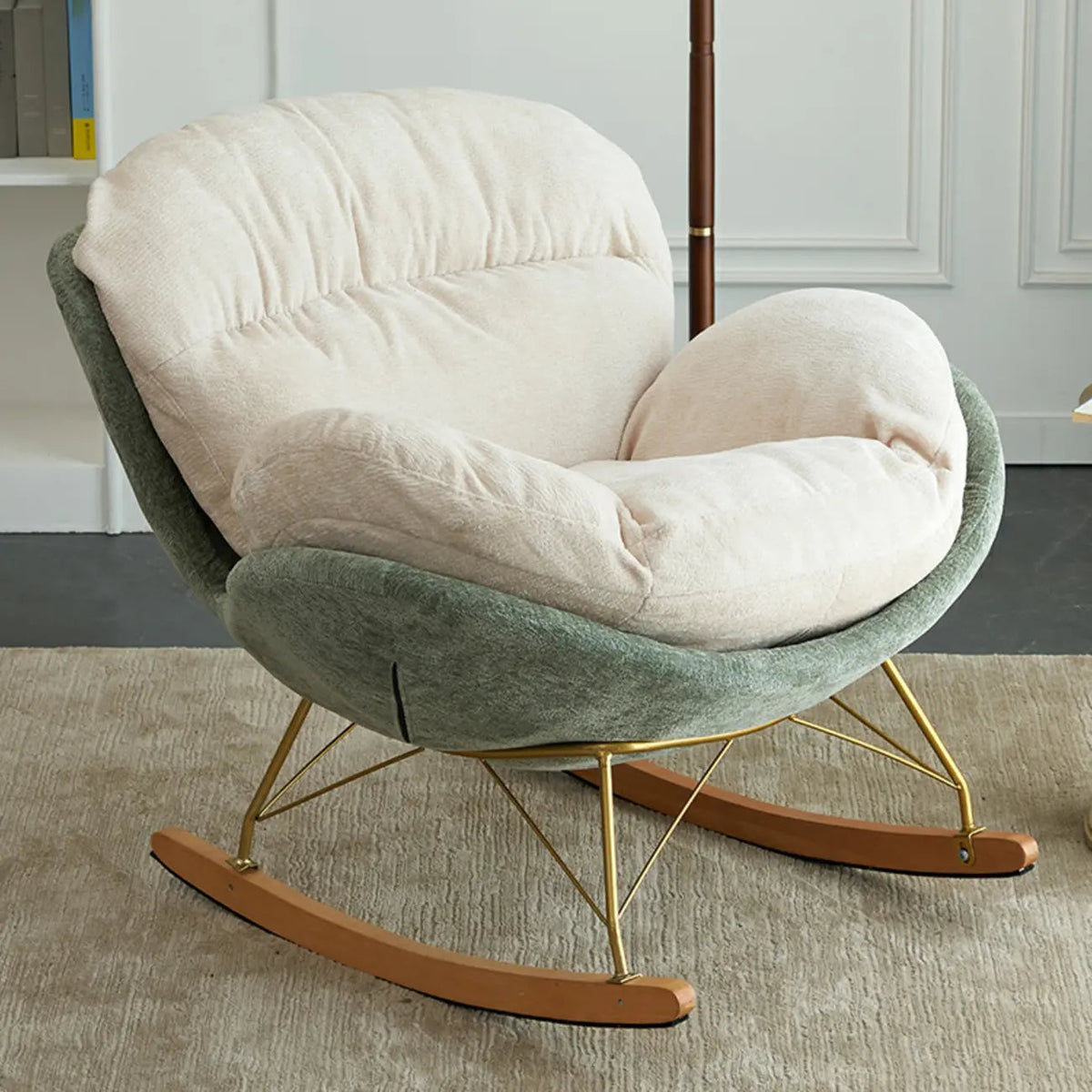 Nowoczesny, ergonomiczny fotel bujany z tapicerką welurową do pokoju dziecięcego