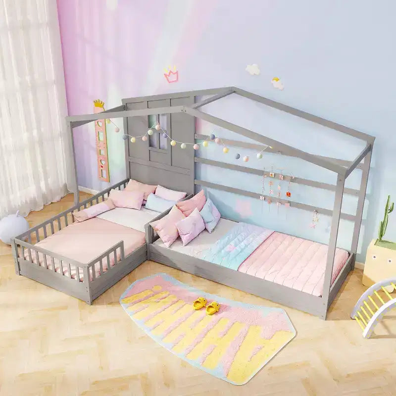 Łóżka platformowe w kształcie litery L, dwa pojedyncze łóżka, domek z oknem i barierkami – szary/biały
