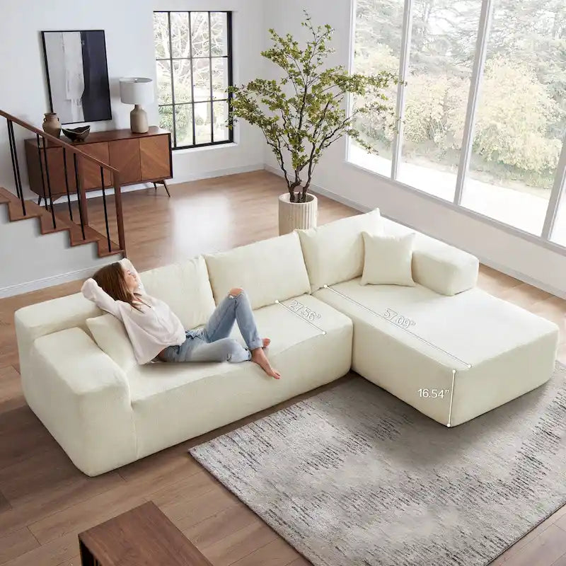 Nowoczesna tapicerowana sofa typu chaise longue z poduszkami do salonu