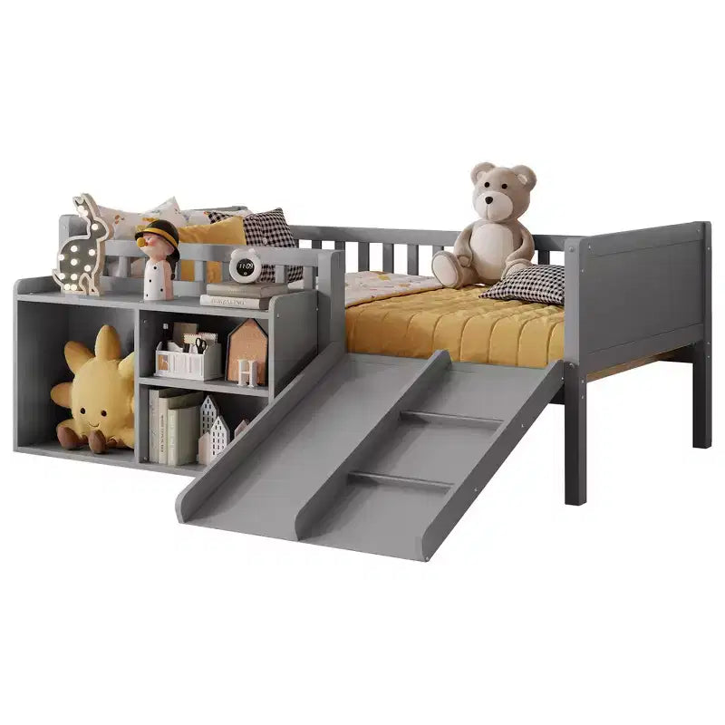 Niskie łóżko piętrowe Whisen dla dzieci w rozmiarze jednoosobowym ze zjeżdżalnią, ruchomym regałem na książki, barierkami ochronnymi, rama niskiego łóżka piętrowego