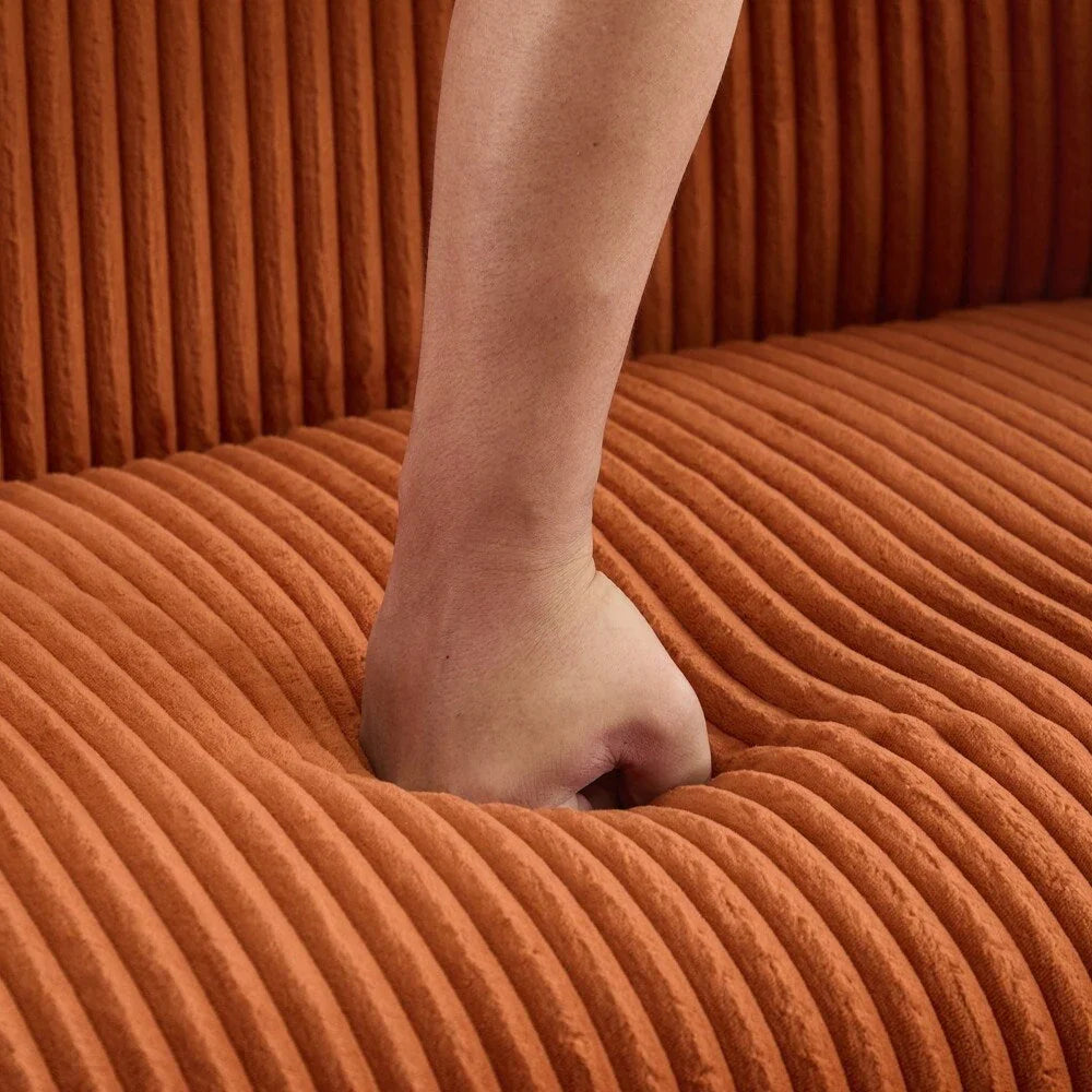 Dwuosobowa sofa tapicerowana sztruksem na drewnianych nogach w kolorze orzecha