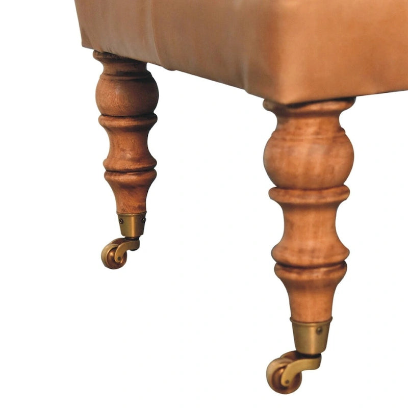 Rzemieślnicza otomana Artisan Furniture ze skóry buffalo w kolorze tan, z litego drewna, na nóżkach z kółkami