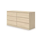 Komoda 6-szufladowa Modern Onita marki Signature Design by Ashley, komoda w wykończeniu z naturalnego brązowego drewna o designie pozbawionym uchwytów