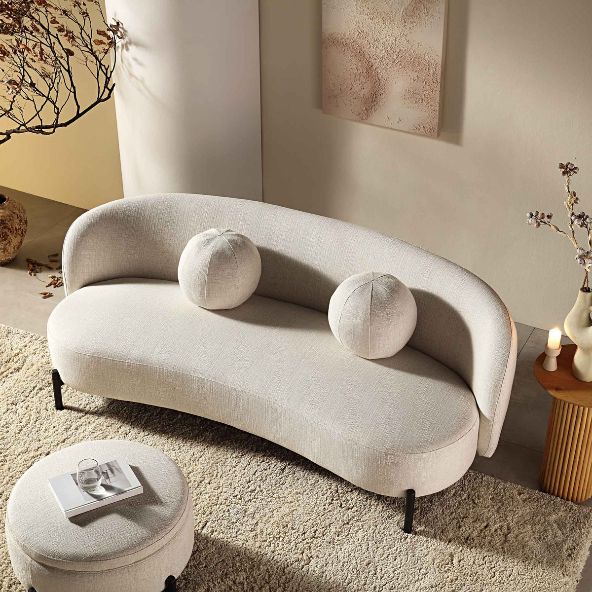 3-osobowa sofa zakrzywiona z poduszkami w kształcie kul, beżowa mieszanka lnu