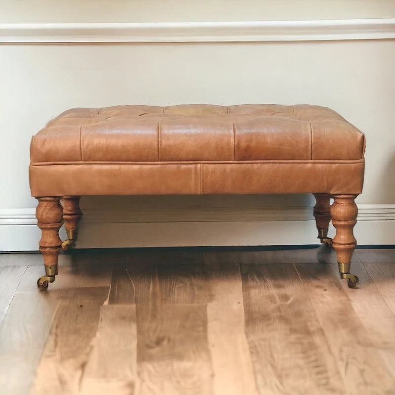 Rzemieślnicza otomana Artisan Furniture ze skóry buffalo w kolorze tan, z litego drewna, na nóżkach z kółkami