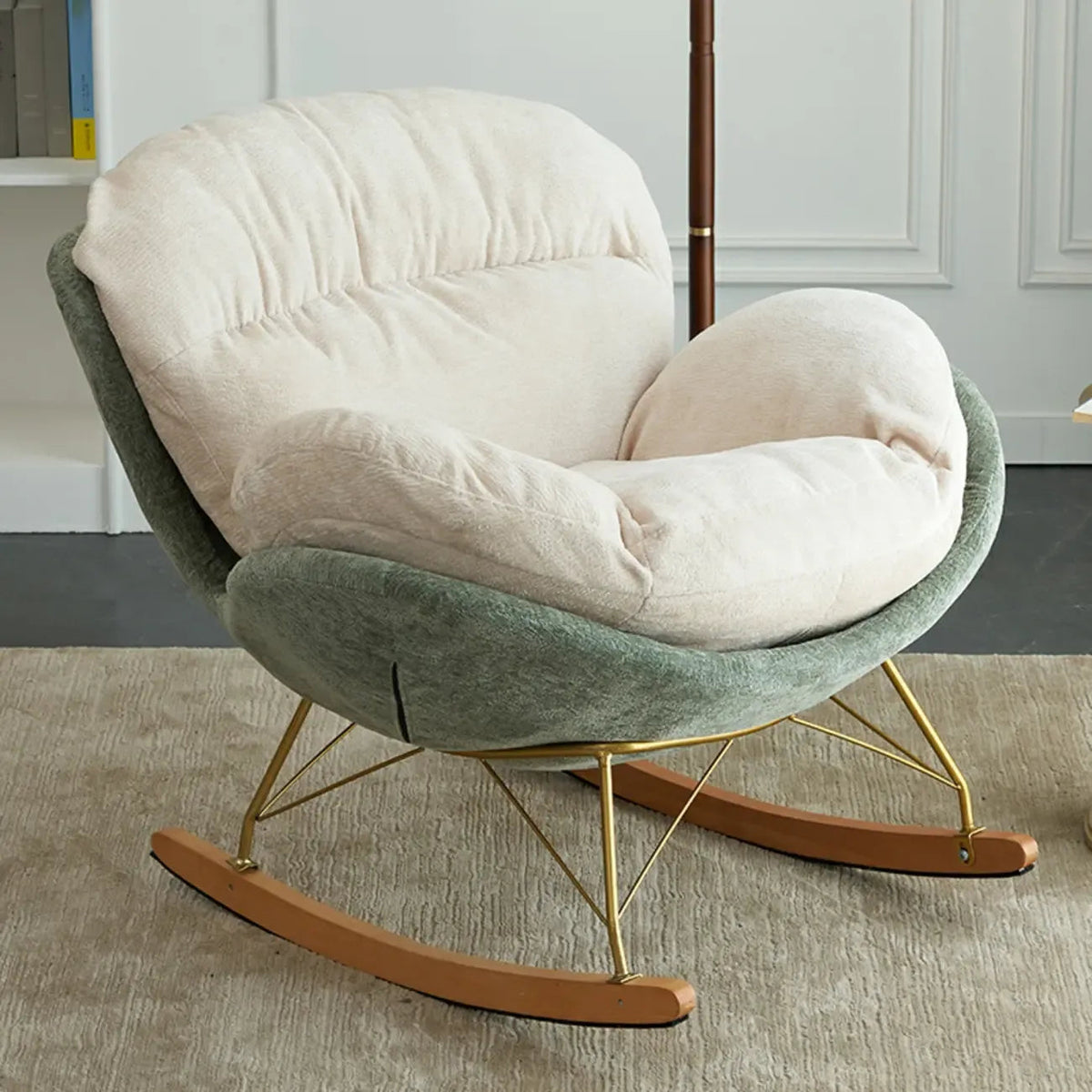 Nowoczesny, ergonomiczny fotel bujany z tapicerką welurową do pokoju dziecięcego