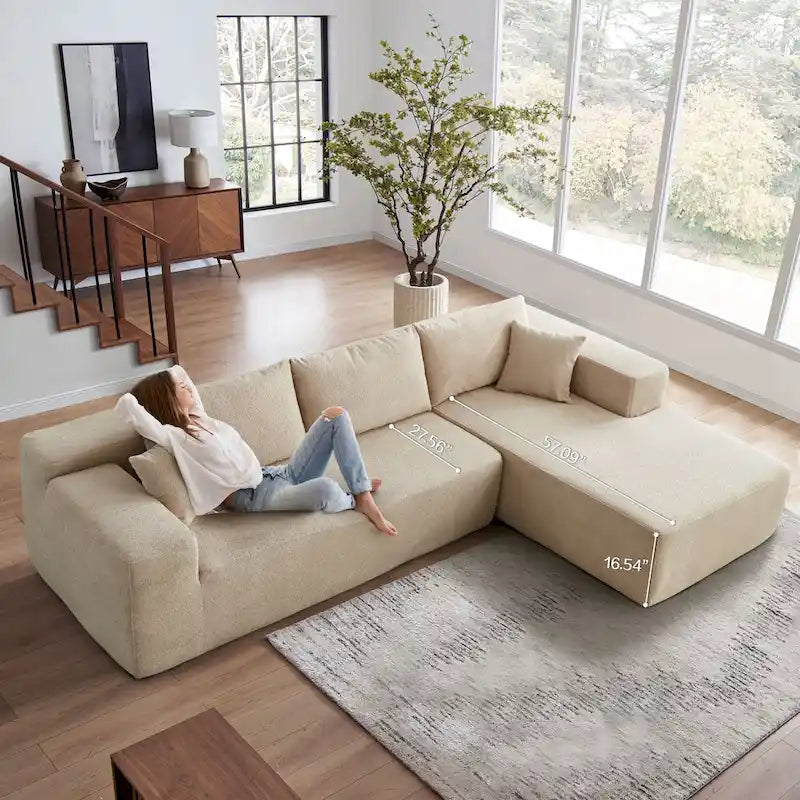 Nowoczesna tapicerowana sofa typu chaise longue z poduszkami do salonu