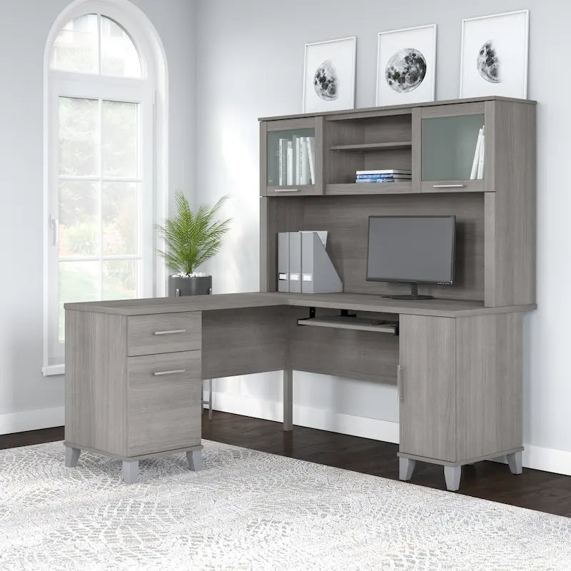 Biurko w kształcie litery L Somerset 60 cali z nadstawką do przechowywania od Bush Furniture