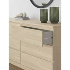 Komoda 6-szufladowa Modern Onita marki Signature Design by Ashley, komoda w wykończeniu z naturalnego brązowego drewna o designie pozbawionym uchwytów