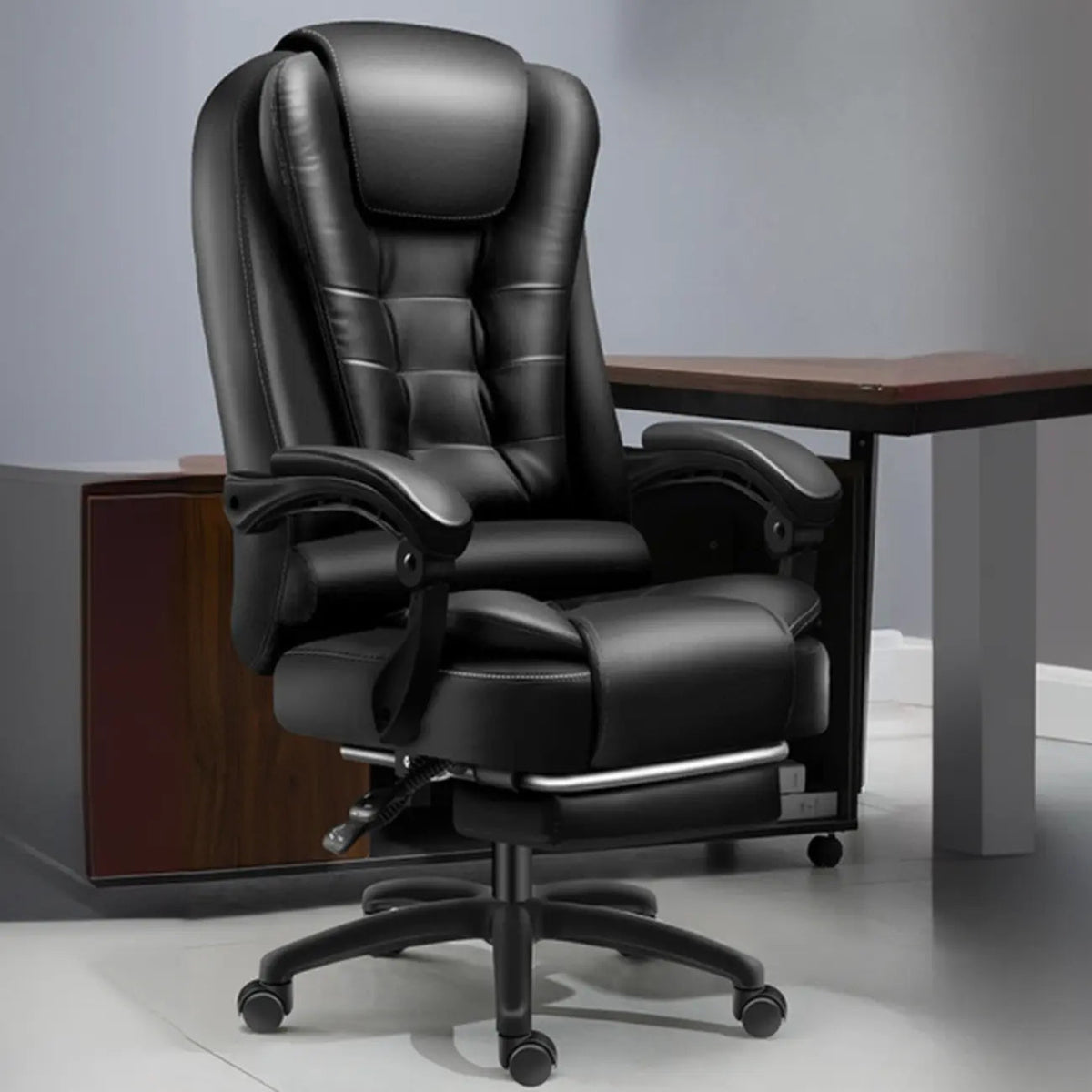 Ergonomiczny czarny skórzany fotel biurowy obrotowy z podnóżkiem