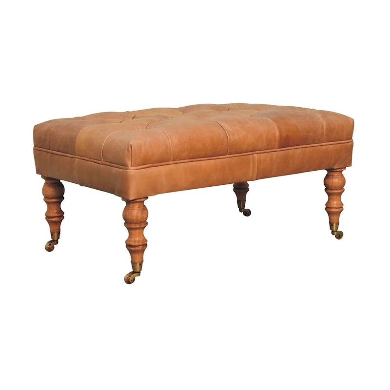 Rzemieślnicza otomana Artisan Furniture ze skóry buffalo w kolorze tan, z litego drewna, na nóżkach z kółkami