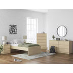 Komoda 6-szufladowa Modern Onita marki Signature Design by Ashley, komoda w wykończeniu z naturalnego brązowego drewna o designie pozbawionym uchwytów