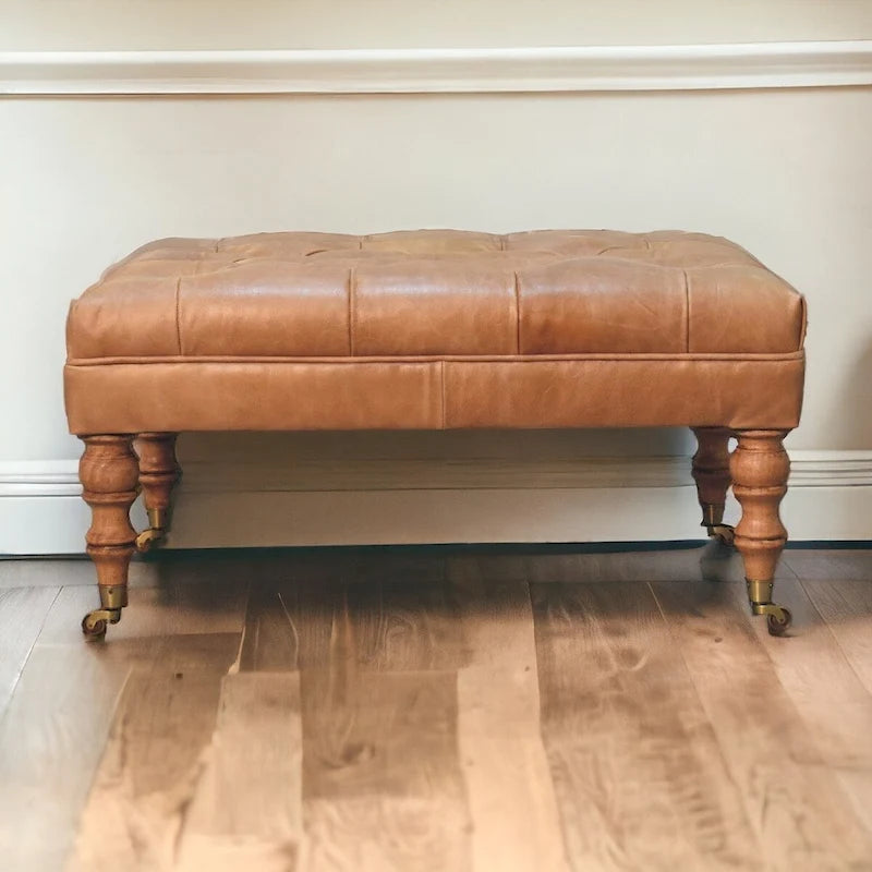 Rzemieślnicza otomana Artisan Furniture ze skóry buffalo w kolorze tan, z litego drewna, na nóżkach z kółkami